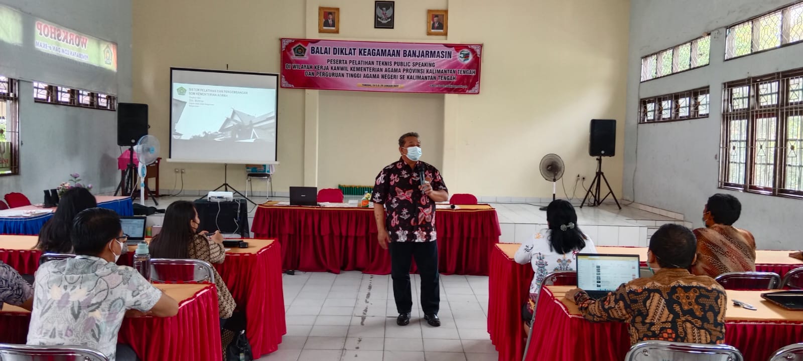 Kepala BDK Banjarmasin Menyampaikan Materi Pada Pelatihan Publik Speaking di Palangkaraya